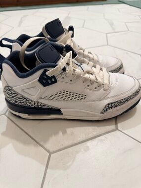 Jordan Spizike Low sneakers in the "White / Obsidian-pure platinum" colorway. 7y